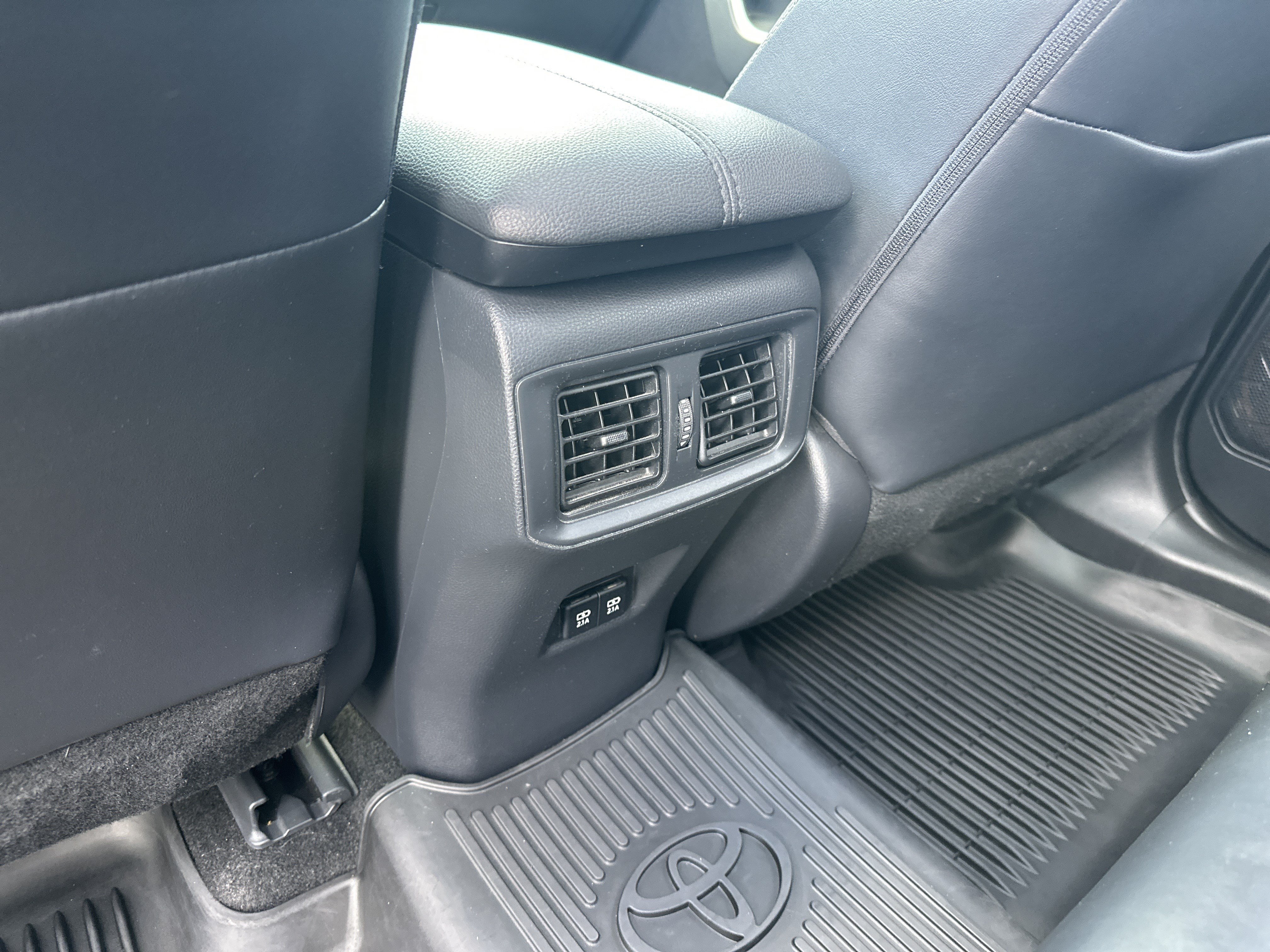 Used 2019 Toyota RAV4 Limited w/ Advanced Technology Package AWD/4WD image 29