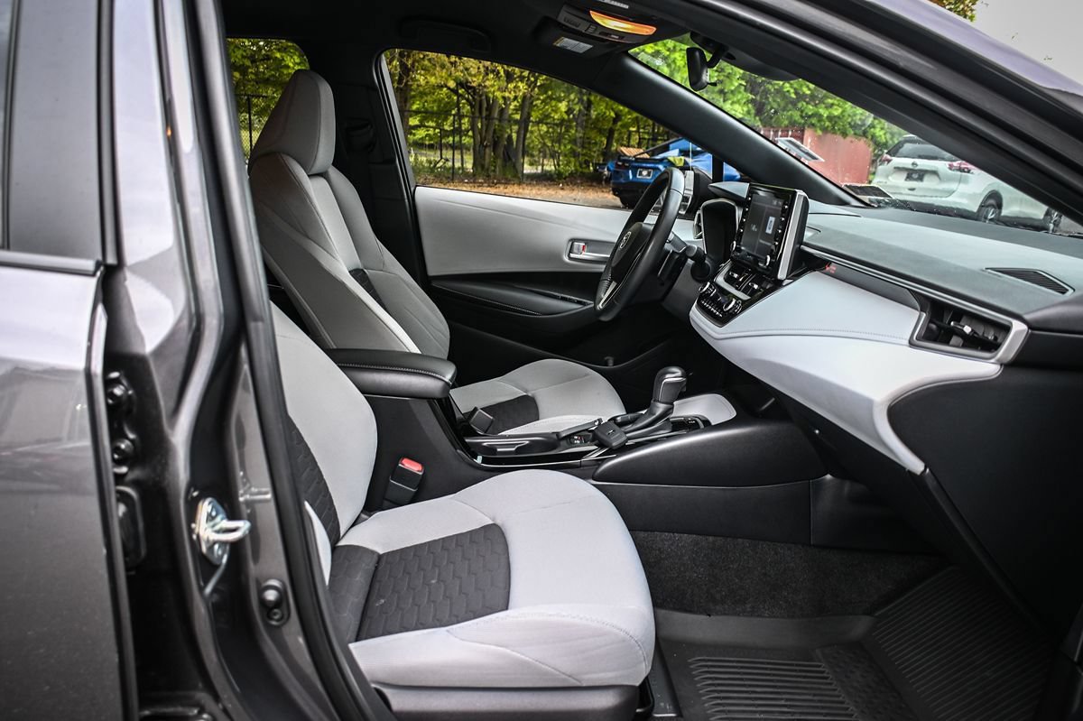 Used 2021 Toyota Corolla SE w/ SE Preferred Package FWD image 18