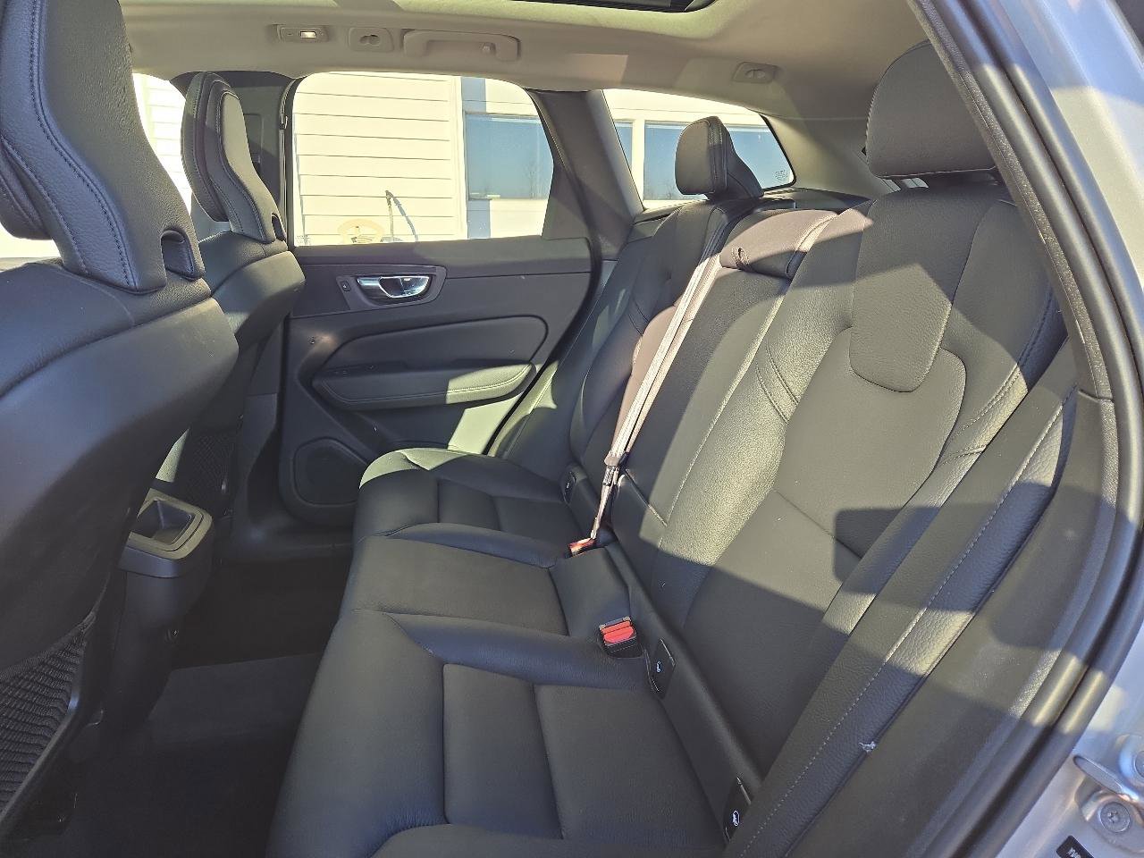 Used 2022 Volvo XC60 B5 Momentum image 10