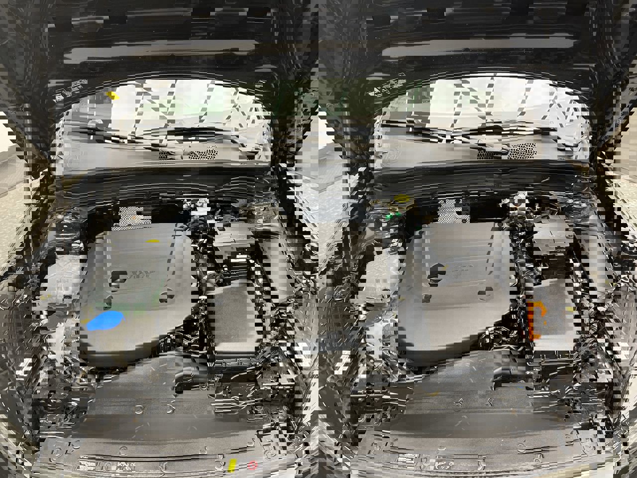 Used 2025 Volvo XC40 B5 Core image 28