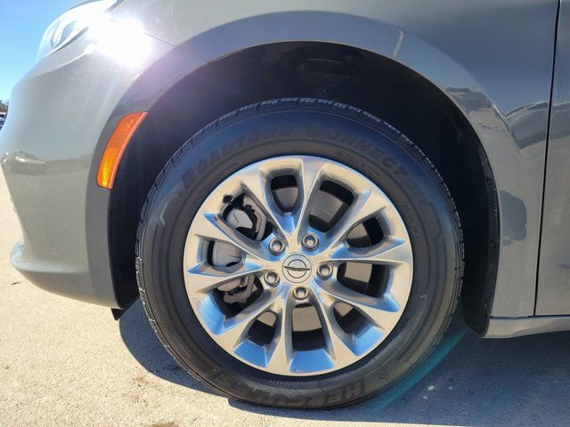 Used 2021 Chrysler Pacifica Touring-L image 8