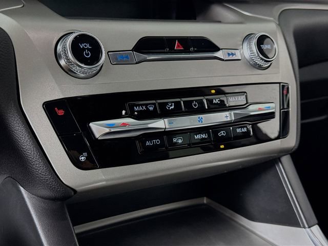 Used 2022 Ford Explorer XLT w/ Equipment Group 202A image 16