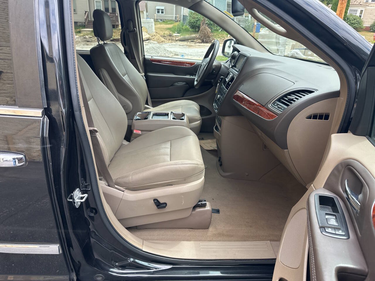 Used 2015 Chrysler Town & Country Touring-L w/ Driver Convenience Group FWD image 12