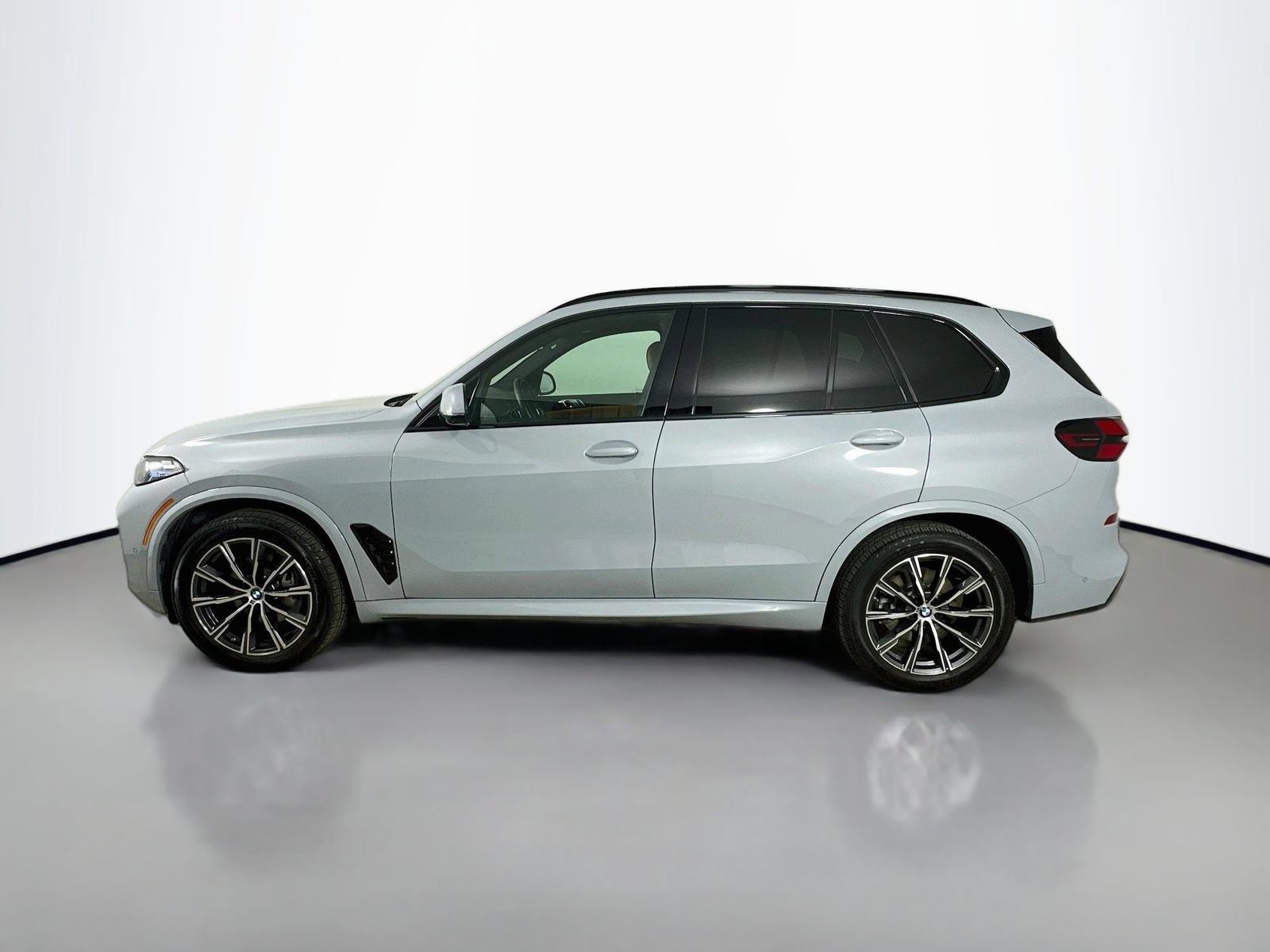 Used 2026 BMW X5 xDrive40i w/ M Sport Package AWD/4WD image 8