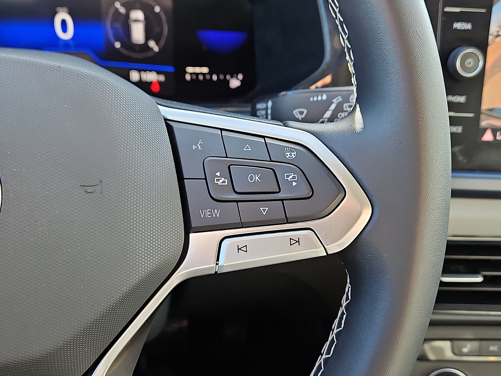 Certified 2022 Volkswagen Taos SE w/ Driver Assistance Package image 17