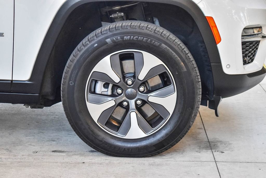 Used 2022 Jeep Grand Cherokee Limited 4xe w/ Luxury Tech Group II image 11