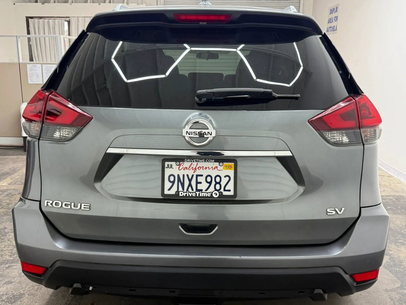 Used 2018 Nissan Rogue SV image 9