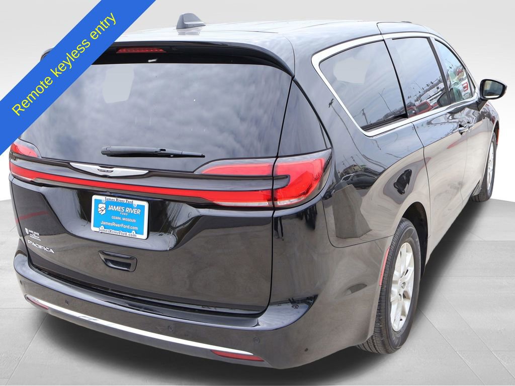 Used 2025 Chrysler Pacifica Select FWD image 5