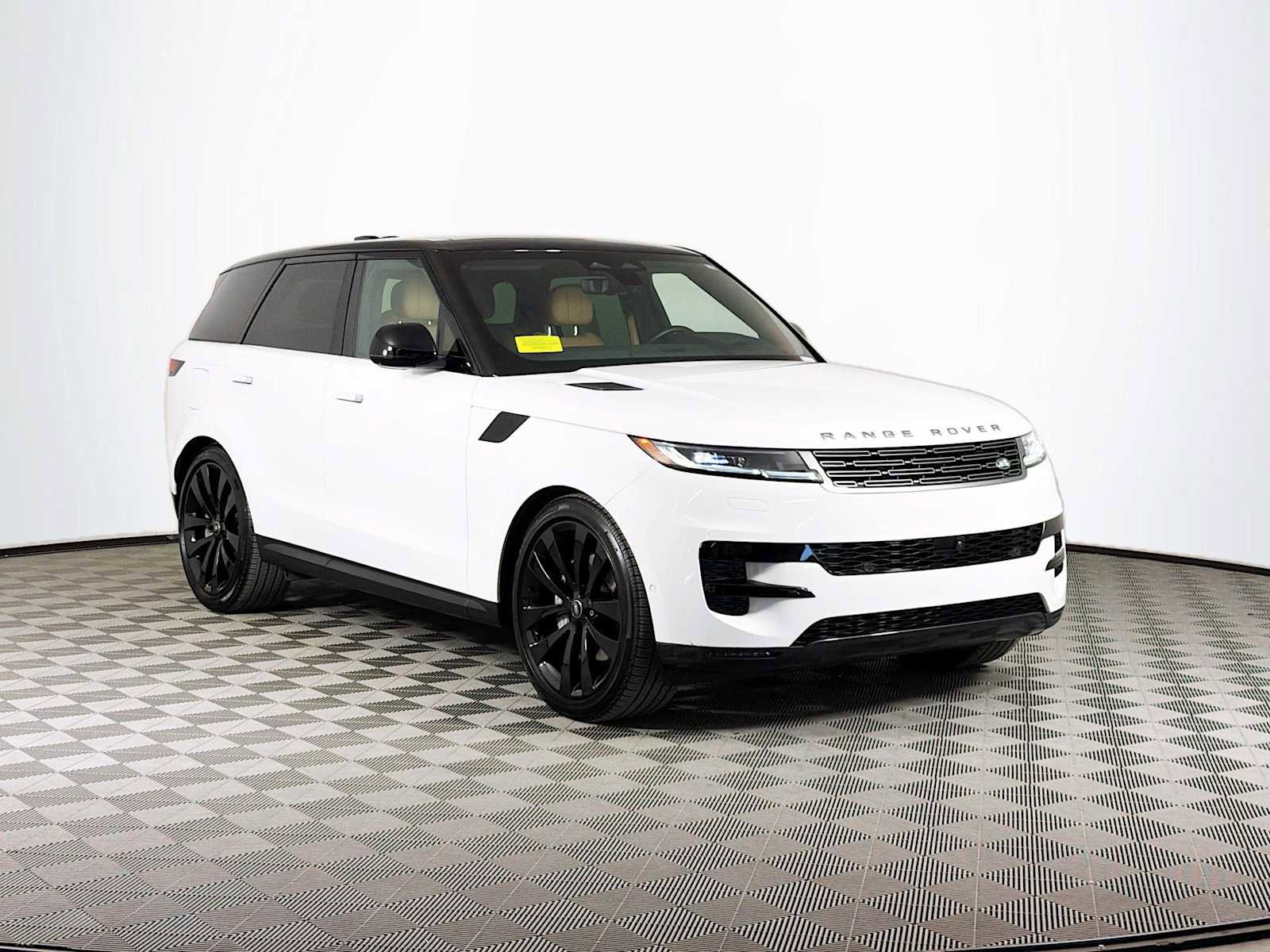 Used 2025 Land Rover Range Rover Sport SE image 3