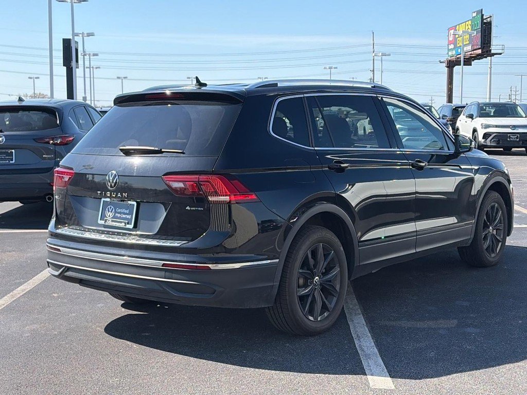 Used 2024 Volkswagen Tiguan SE w/ Panoramic Sunroof Package image 4