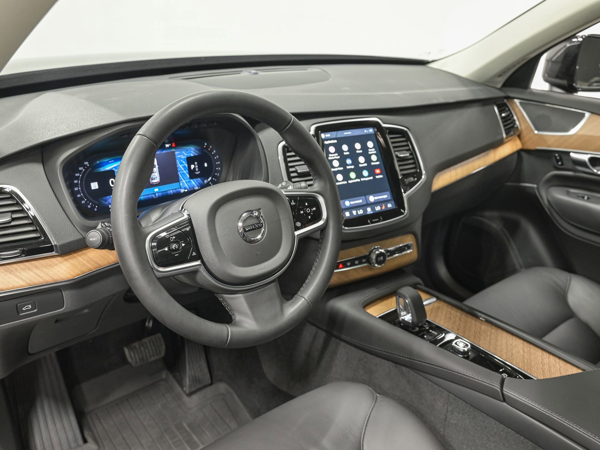 Used 2025 Volvo XC90 B6 Plus w/ Protection Package Premier AWD/4WD image 15