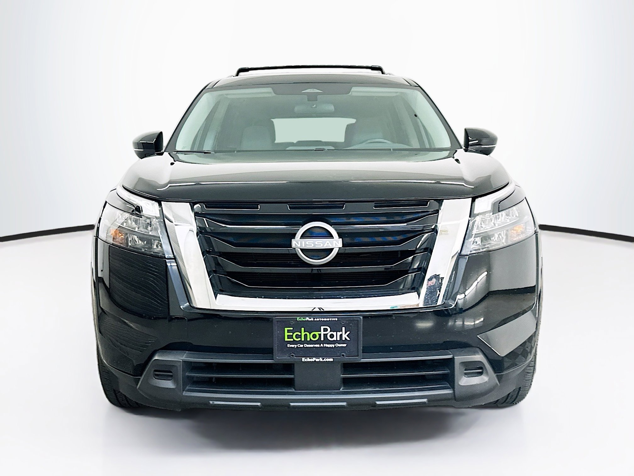 Used 2023 Nissan Pathfinder SV image 2