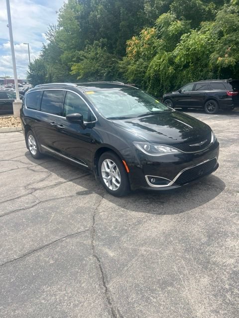 Used 2017 Chrysler Pacifica Touring-L Plus w/ Advanced Safetytec Group FWD image 3
