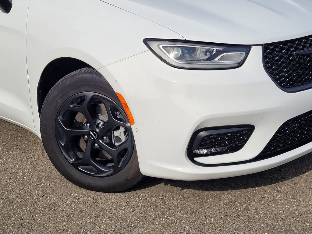 Used 2024 Chrysler Pacifica Select image 9