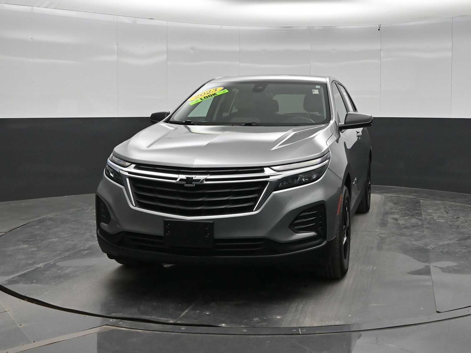 Used 2023 Chevrolet Equinox LS w/ LS Convenience Package FWD image 3