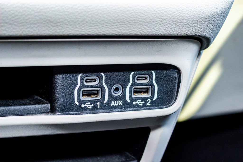 Used 2023 Chrysler Pacifica Touring-L image 15