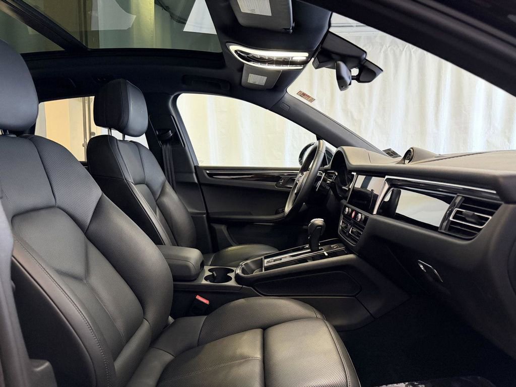 Certified 2022 Porsche Macan image 16