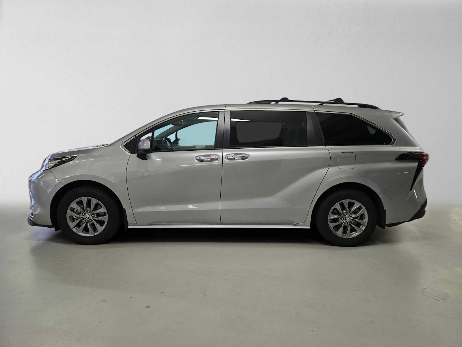 Used 2021 Toyota Sienna XLE w/ XLE Plus Package FWD image 3