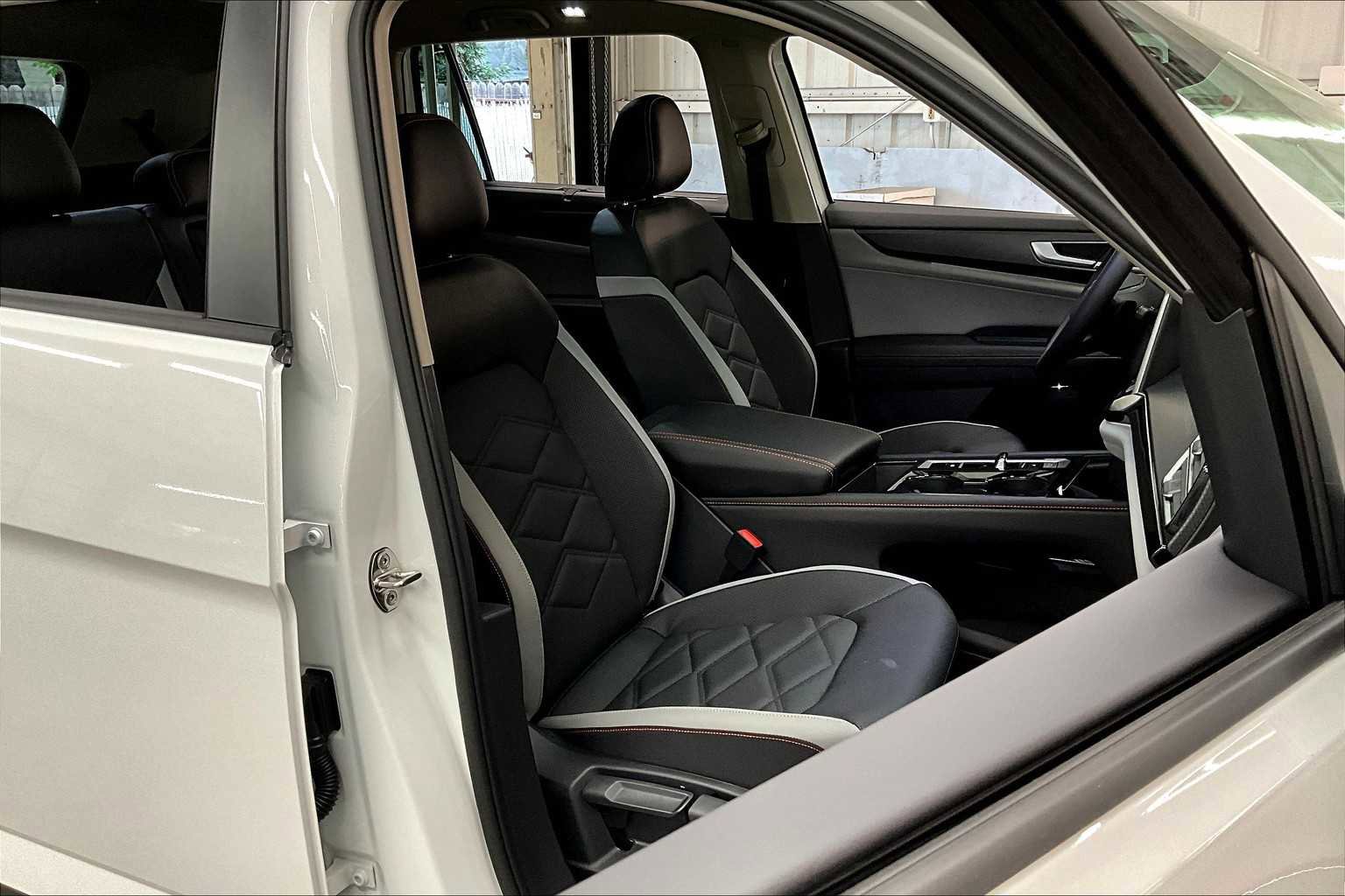 New 2025 Volkswagen Atlas Peak Edition SE image 31