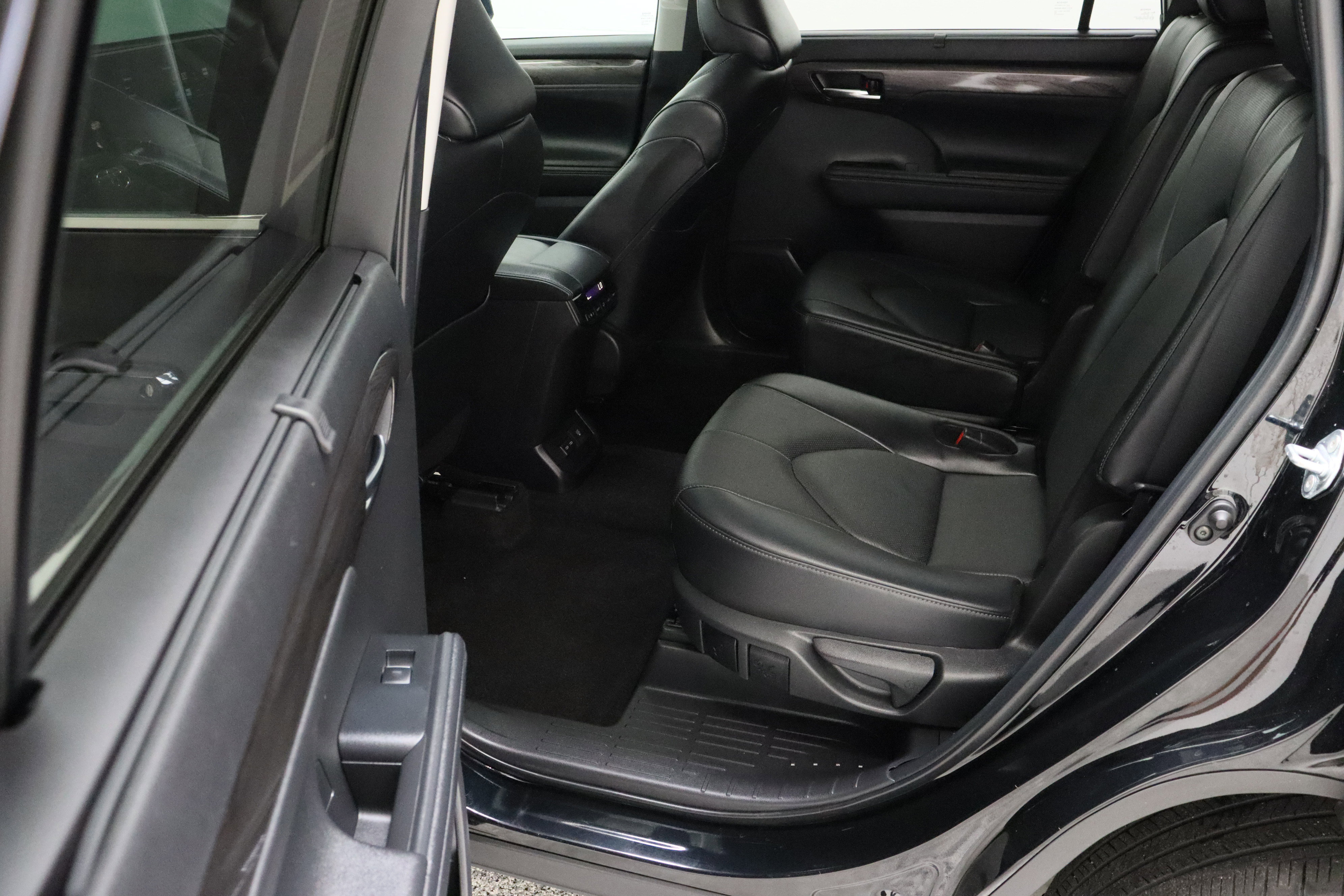 Used 2024 Toyota Highlander Limited AWD/4WD image 29