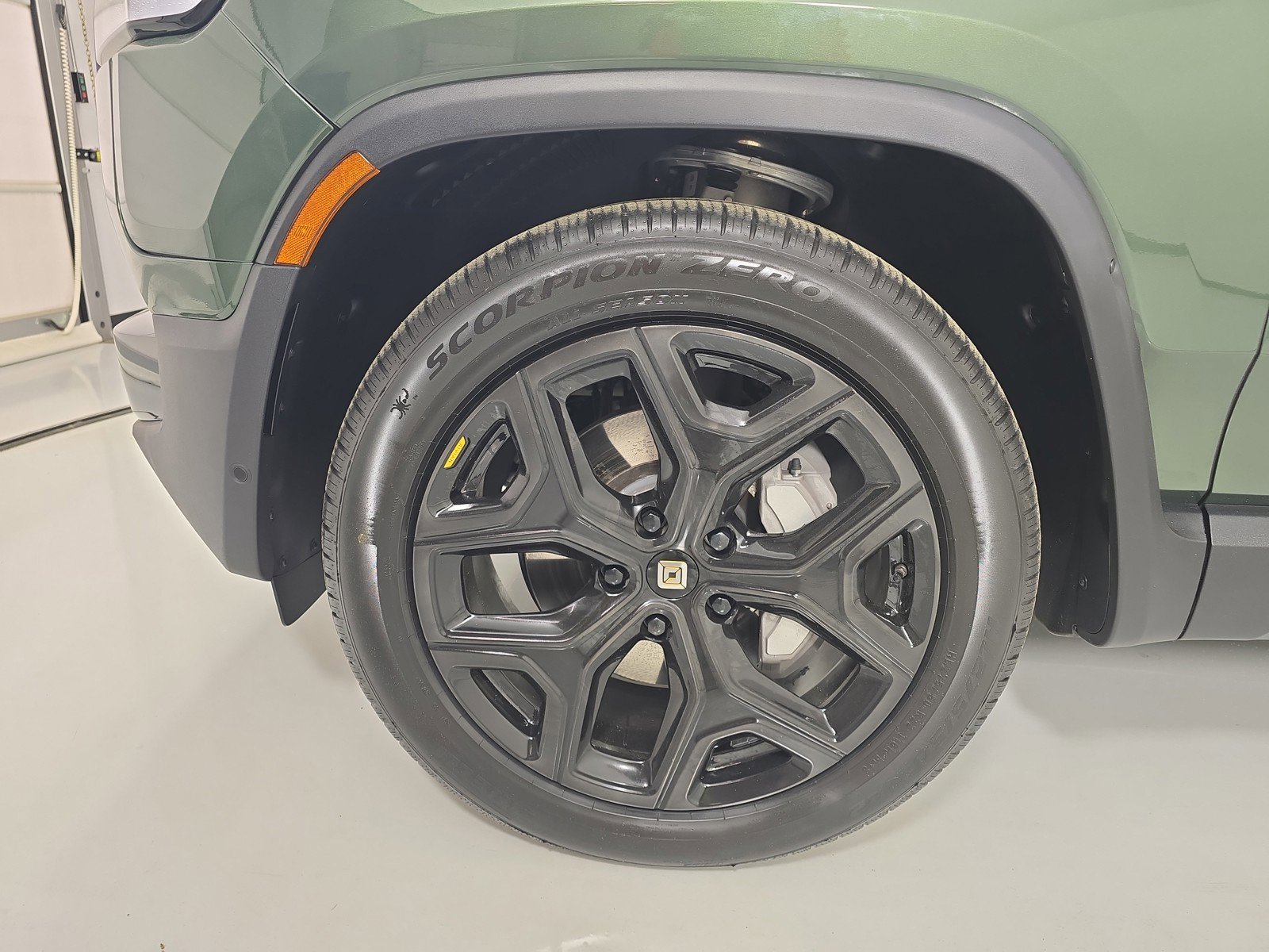 Used 2024 Rivian R1S Adventure image 9