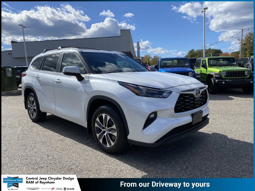 Used 2023 Toyota Highlander XLE AWD/4WD image 1