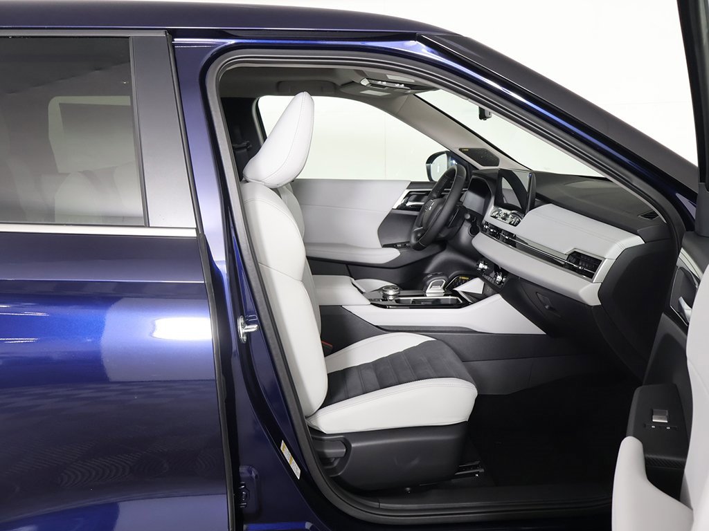 New 2025 Mitsubishi Outlander SE image 33