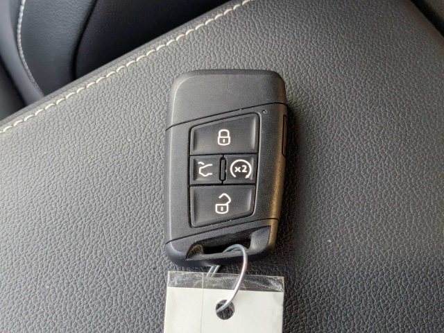 Certified 2024 Volkswagen Tiguan SE R-Line FWD image 30