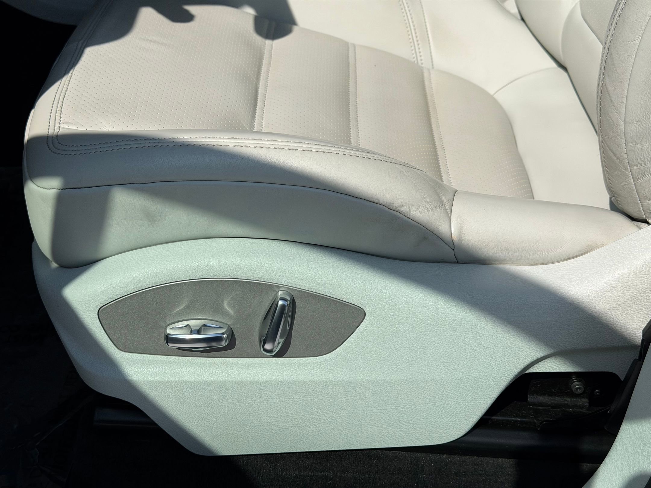 Used 2023 Porsche Macan Turbo image 23