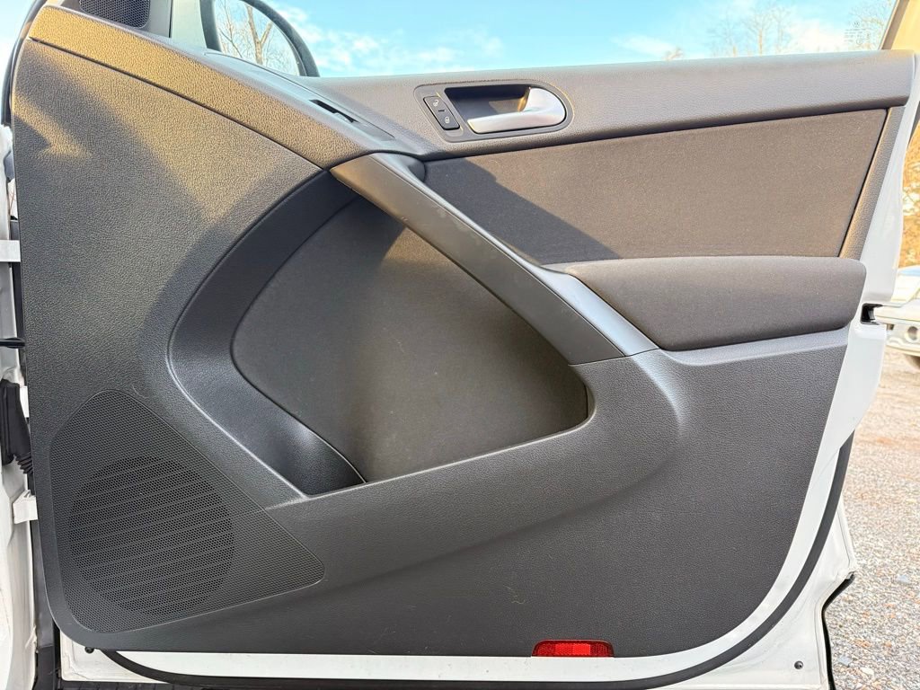 Used 2011 Volkswagen Tiguan S image 27