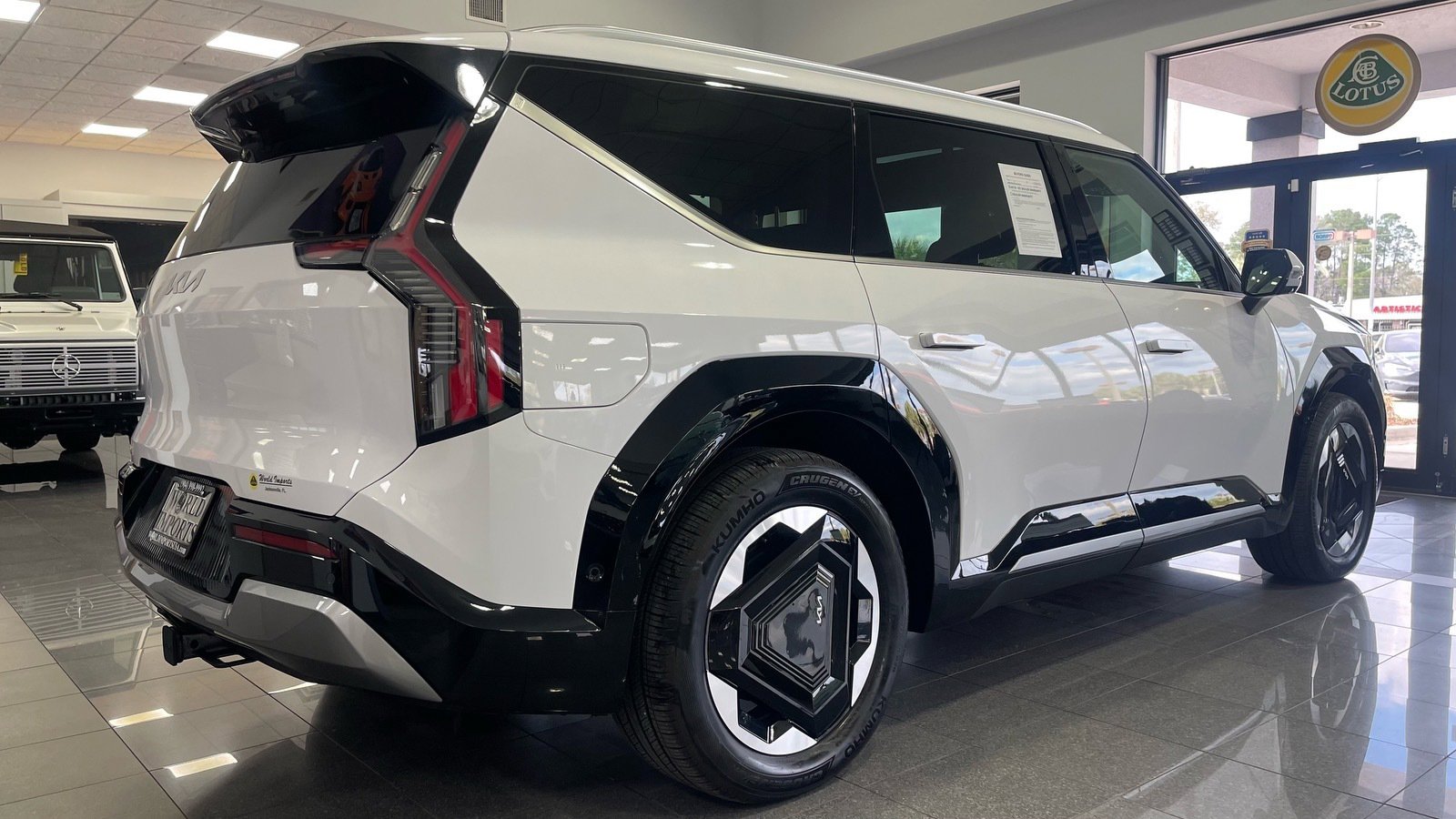 Used 2025 Kia EV9 Land w/ Towing Package image 4