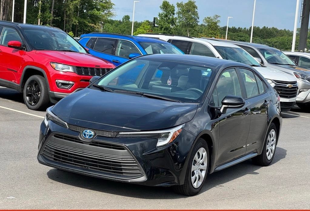 Used 2025 Toyota Corolla LE w/ Convenience Package FWD image 2