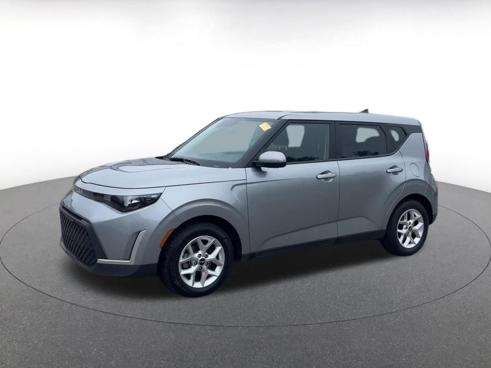 Used 2025 Kia Soul LX w/ LX Technology Package FWD image 7