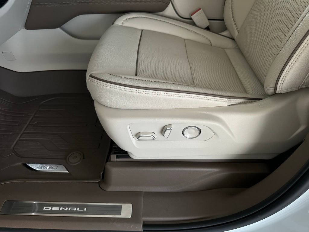 New 2026 GMC Yukon XL Denali w/ Denali Reserve Package image 11
