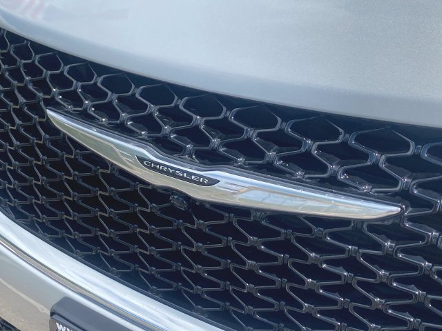 Used 2024 Chrysler Pacifica Touring-L FWD image 28