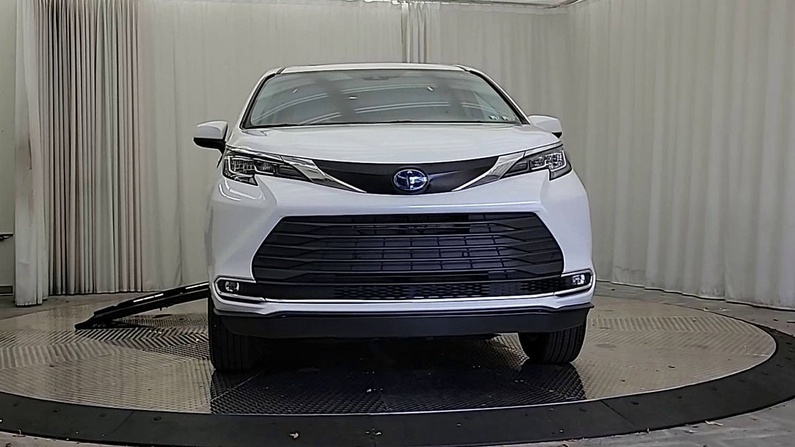 Used 2022 Toyota Sienna XLE FWD image 6