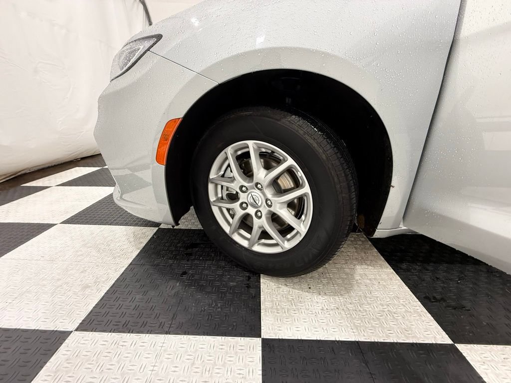 Used 2024 Chrysler Pacifica Touring-L FWD image 11