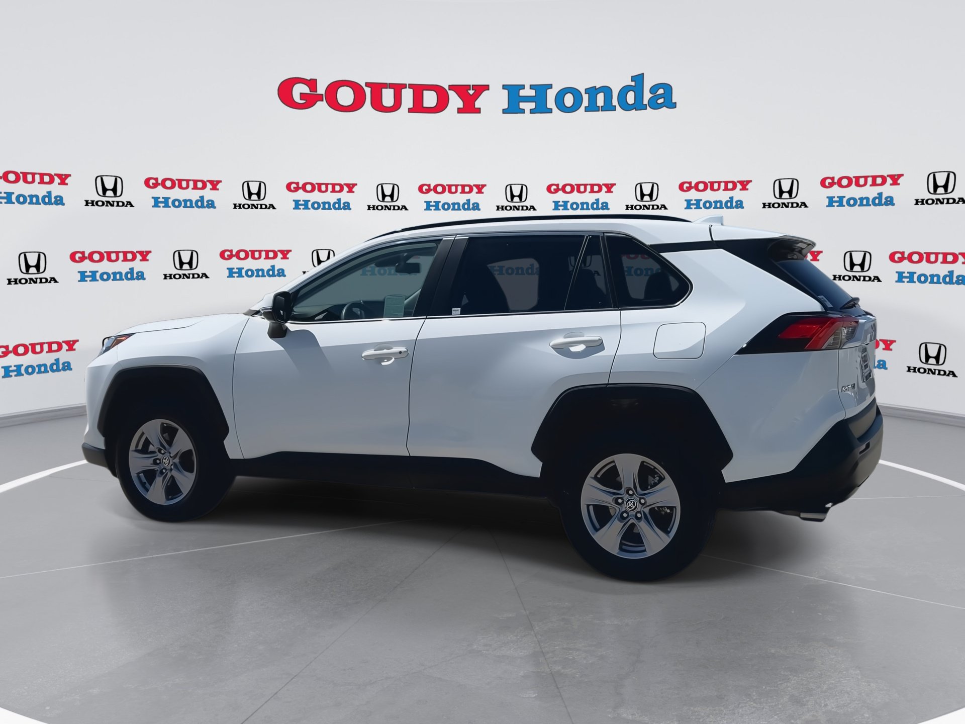 Used 2025 Toyota RAV4 XLE FWD image 6