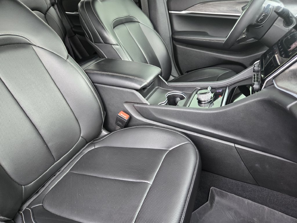 Used 2024 Jeep Grand Cherokee Limited w/ Luxury Tech Group II AWD/4WD image 23