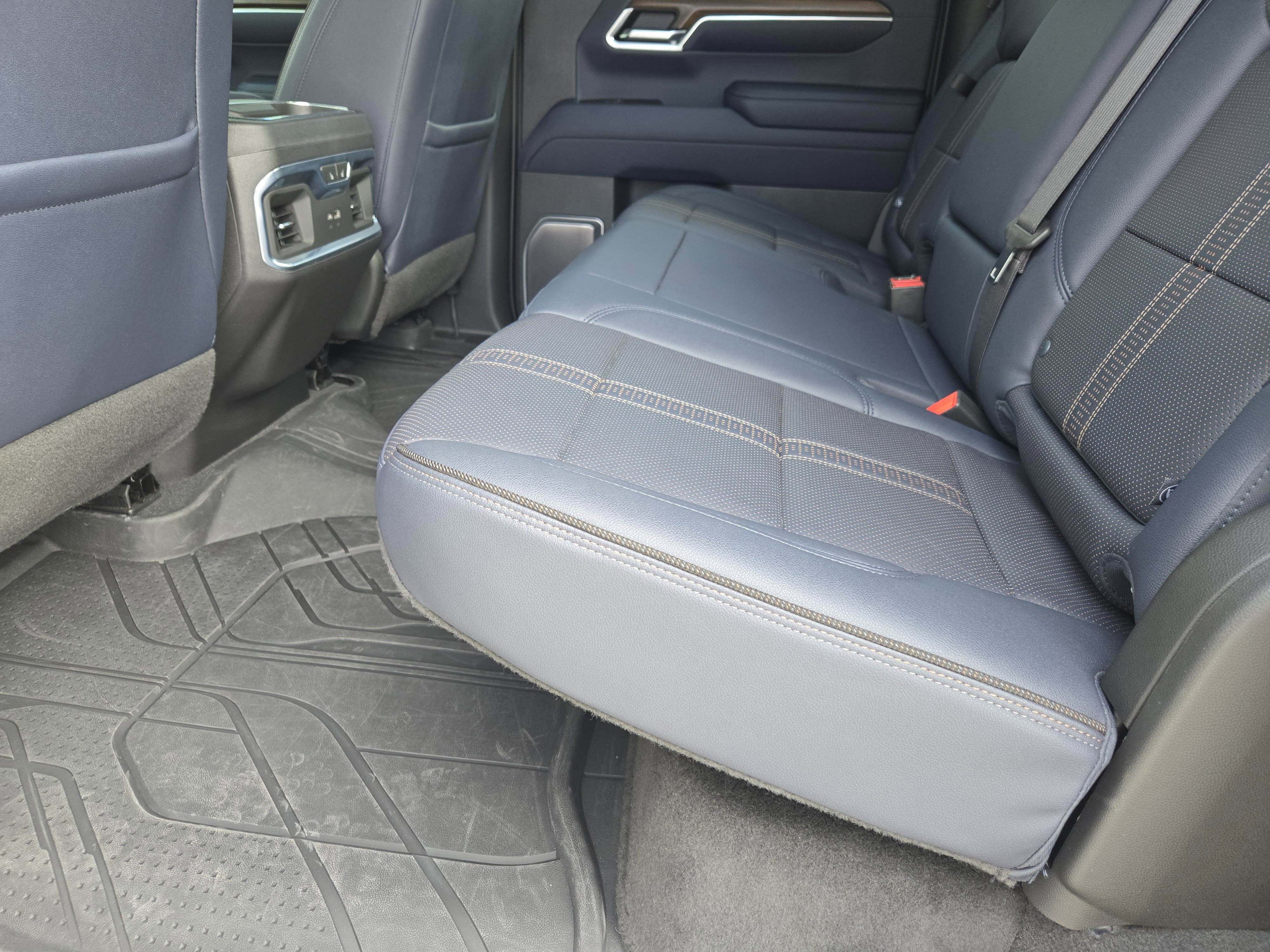 Used 2022 Chevrolet Silverado 1500 High Country w/ Technology Package image 32