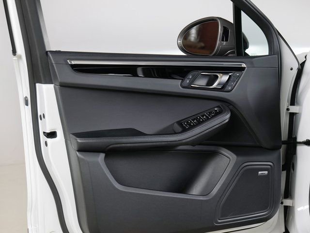 Certified 2023 Porsche Macan Turbo AWD/4WD image 28