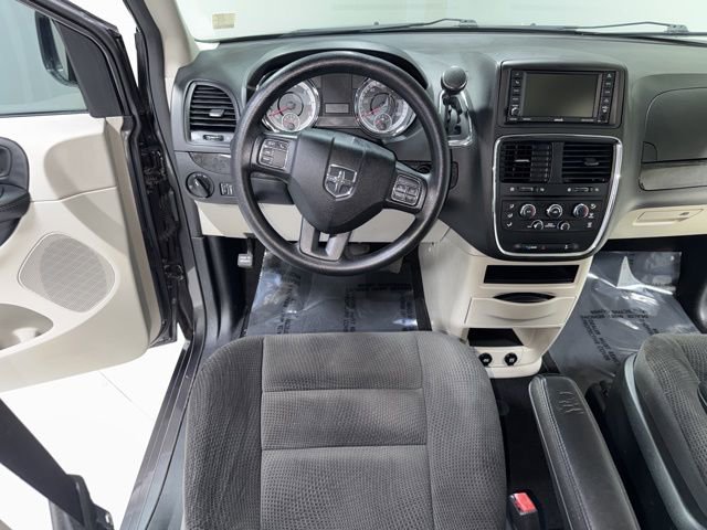 Used 2018 Dodge Grand Caravan SE w/ UConnect Hands-Free Group image 16