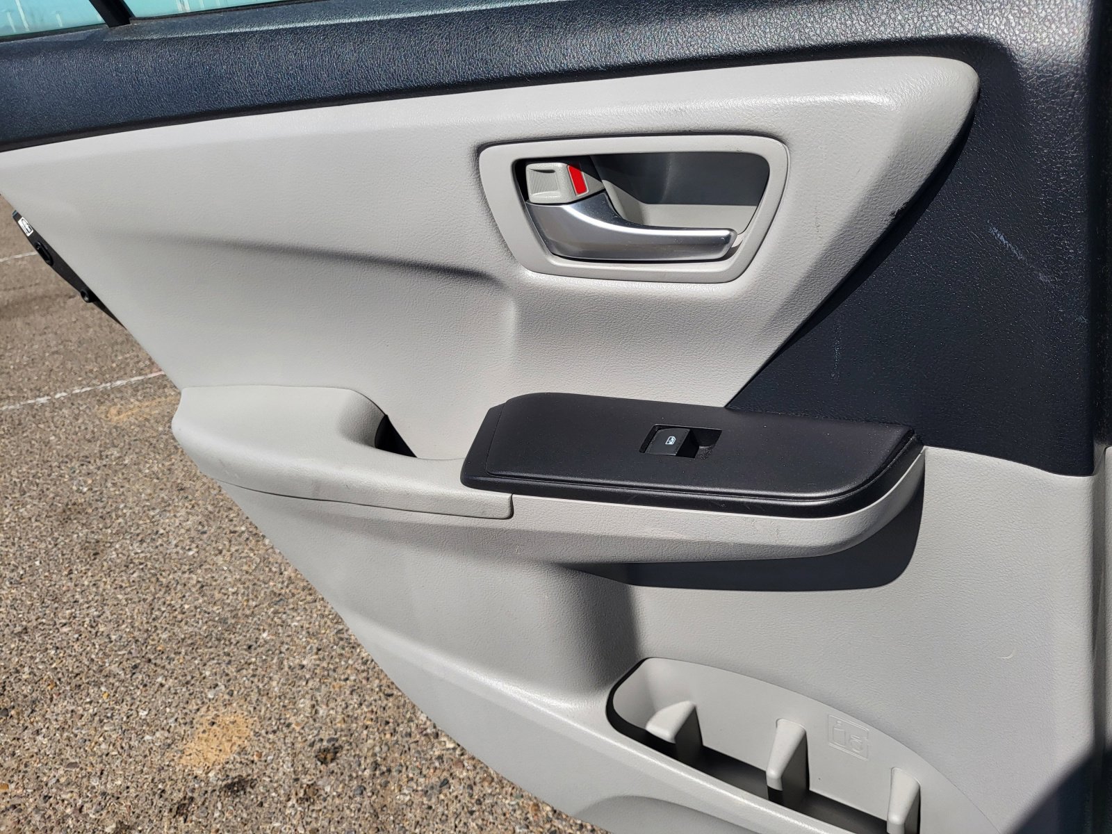 Used 2016 Toyota Camry LE image 19