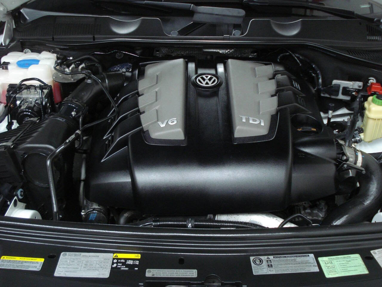 Used 2013 Volkswagen Touareg Sport image 16