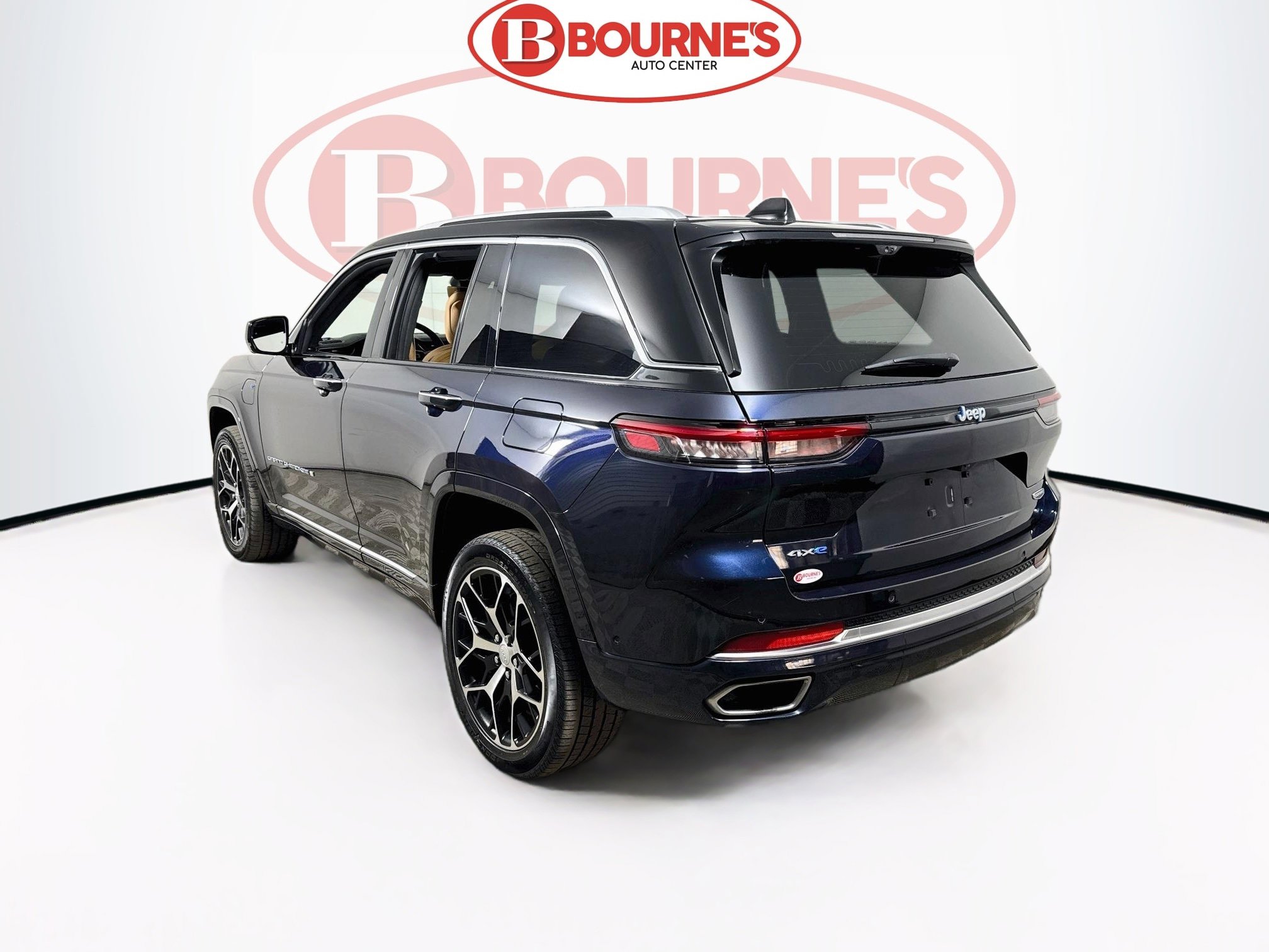 Used 2022 Jeep Grand Cherokee Summit AWD/4WD image 10