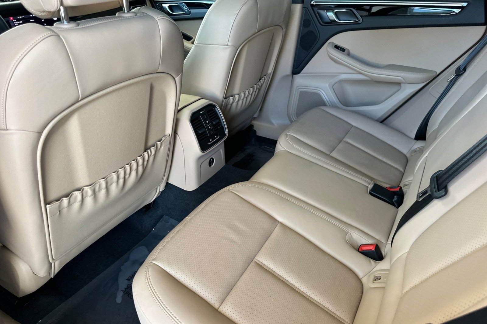 Certified 2023 Porsche Macan AWD image 13