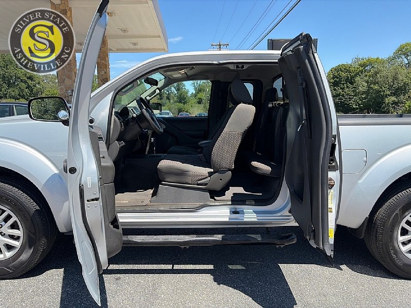 Used 2015 Nissan Frontier SV AWD/4WD image 13