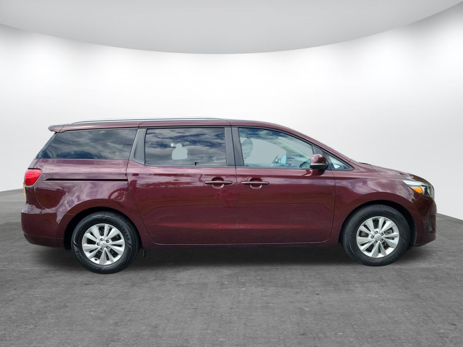 Used 2017 Kia Sedona LX w/ LX Essentials Premium Package FWD image 2