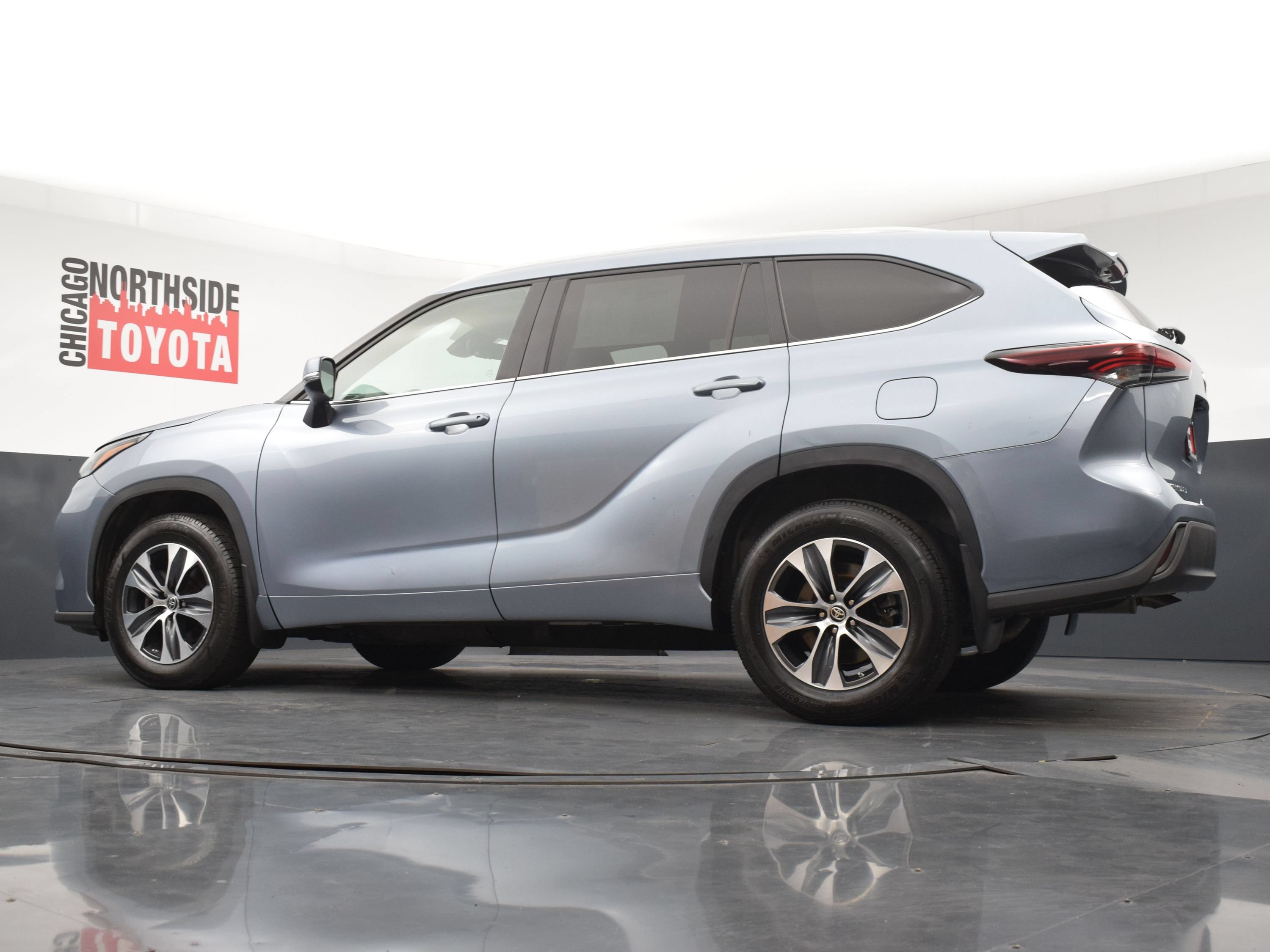 Used 2024 Toyota Highlander XLE AWD/4WD image 30