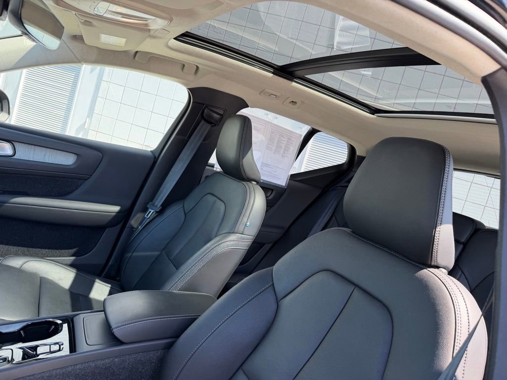 Used 2025 Volvo XC40 B5 Plus image 18